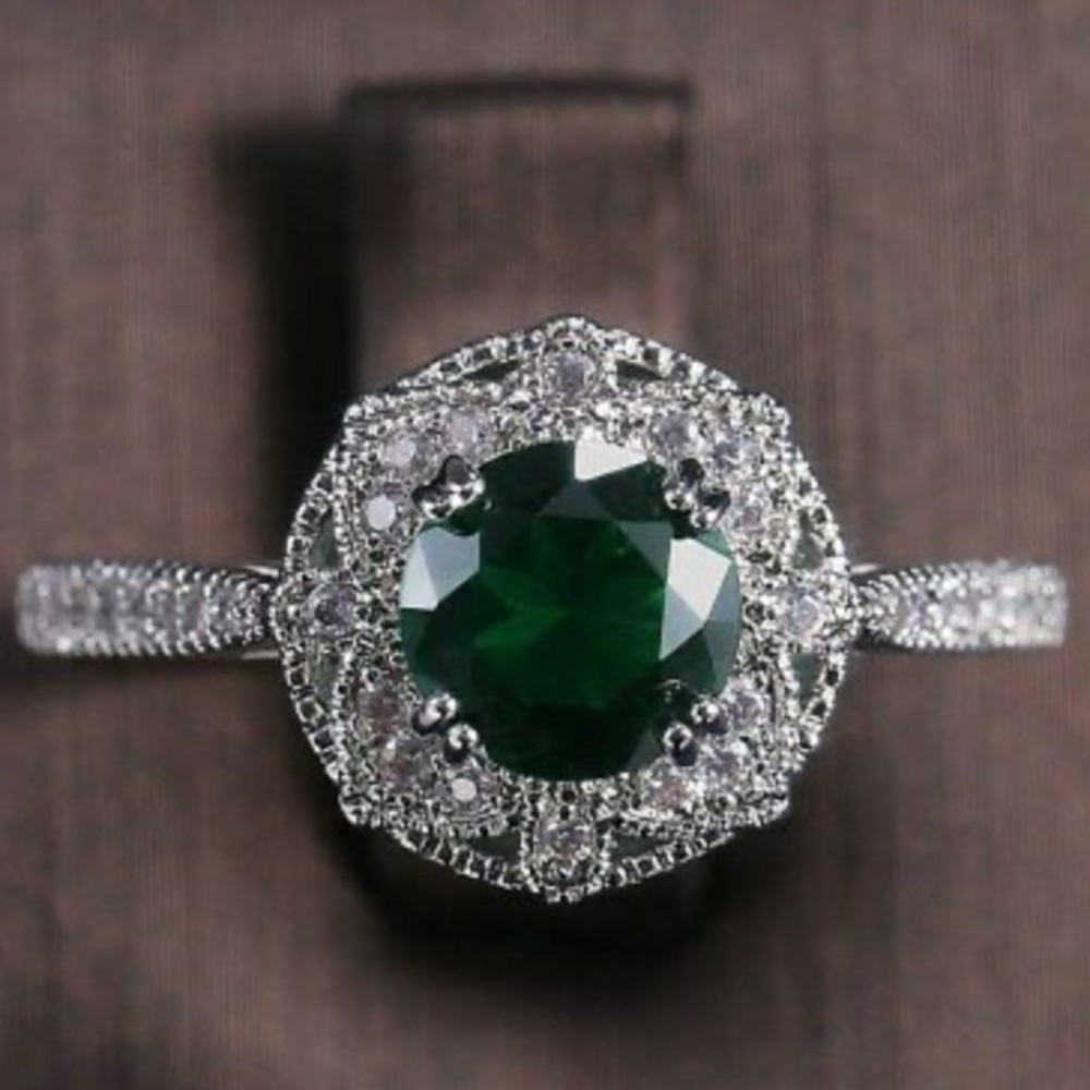 NEW 925 Sterling Silver Emerald Gorgeous Ring - Picture 7 of 7